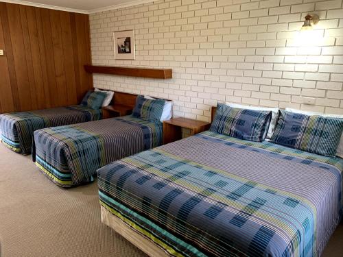 1 queen bed, 1 twin bed