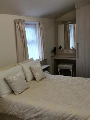 Double Room with Extra Bed image 10