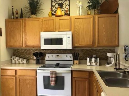 3Br, 2,5Ba Townhome With Lake View, Sunny Rear Yard Townhouse in Kissimmee, USA