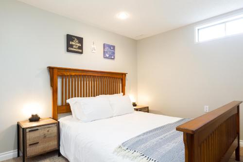 Modern Scandinavian Home, 6 Bed 2 Bath, 5 Mins to West Edmonton Mall, Parking, Complimentary Netflix