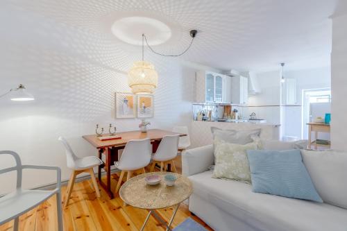 Bright & Spacious Alfama Apartment, By TimeCooler, Lizbona