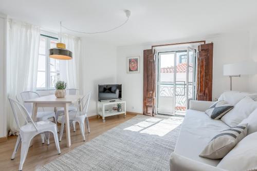 Light Filled Typical Apartment at Alfama, By TimeCooler, Lisboa