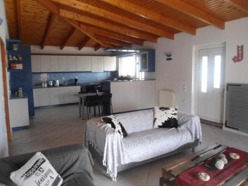  Sunny apartment 15 min from airport and sea in Artemida
