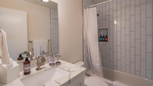 Spacious 3BR Home in Central Scottsdale by WanderJaunt - image 2