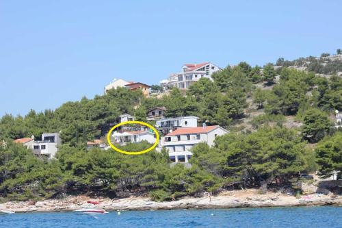  Apartments Ema - 30m from the sea, Pension in Murter bei Koromačna