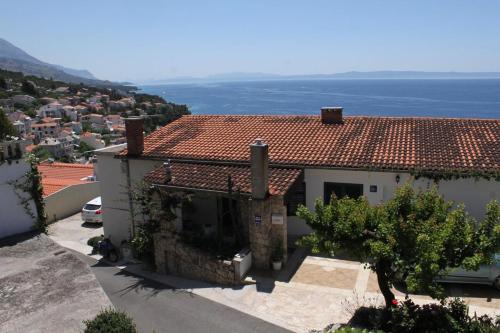 Apartments with a parking space Brela Makarska - 6747 