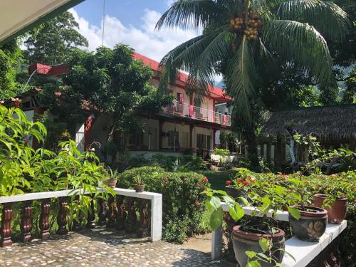 ทัศนียภาพภายนอกโรงแรม, AMAMI GARDEN SPA near หาดตาลิปานัน