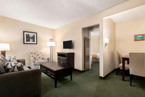 Two-Room Suite with Two Double Beds and One Queen Bed - First Floor/Non-Smoking