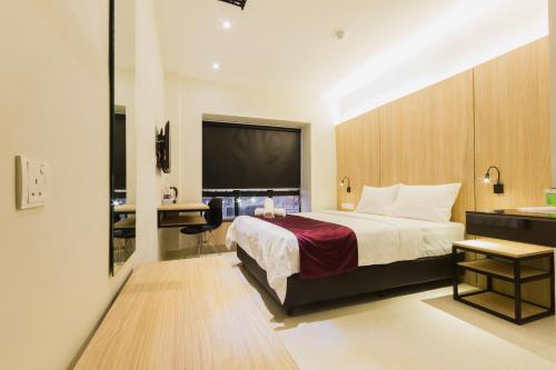 Deluxe Queen Room image 5