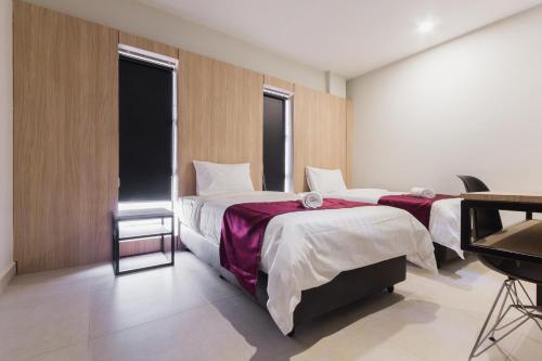 Economy Twin Room image 4