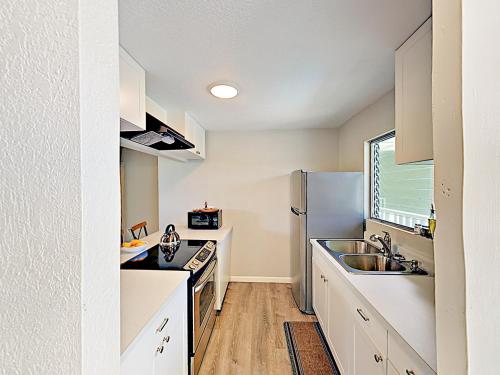 New Listing! Ocean-View Apartment With Pool & Spa Condo - image 6