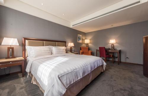 Deluxe Double Room image 10