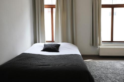1 queen bed, 1 twin bed, 1 sofa bed