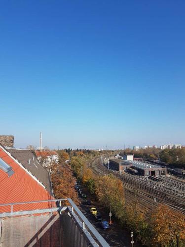 Helle Dachgeschosswohnung für 8 Personen in zentraler Lage, Берлин (фото 2)
