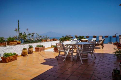  Villa at 70 mts from the sea and a stunning view on the Etna Volcano, Pension in Agnone Bagni