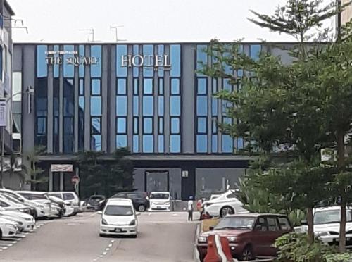 The Square Hotel, Скудай