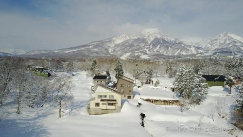 B&B Akakura - Powder Peaks Chalet - Bed and Breakfast Akakura