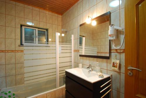 2 bedrooms, 4 beds