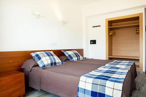 Hostal Villa Cati Hostal Villa Catí is conveniently located in the popular Paguera area. The property features a wide range of facilities to make your stay a pleasant experience. To be found at the hotel are free Wi-F