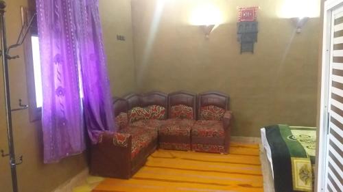 1 queen bed, 3 twin beds