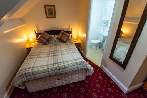 Aarondale Guest House - image 12