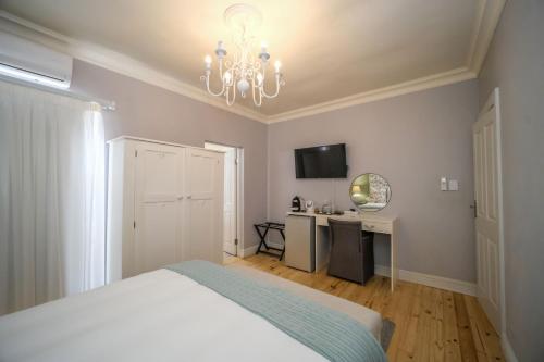 Standard Double Room image 5
