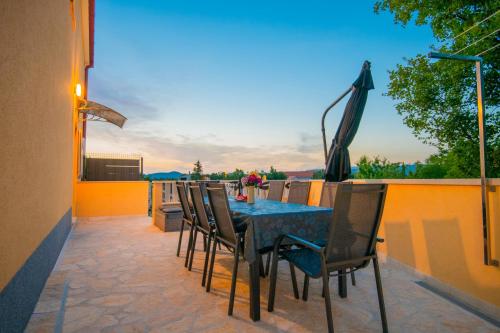 Balkons/terase, Villa Mile-with private heated pool in Katuni