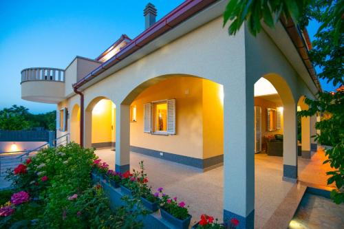 Viesnīcas āriene, Villa Mile-with private heated pool in Katuni
