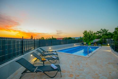 Peldbaseins, Villa Mile-with private heated pool in Katuni