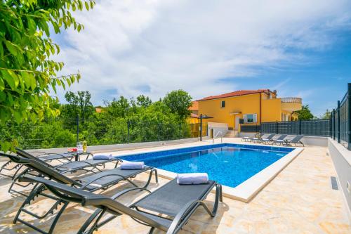 Peldbaseins, Villa Mile-with private heated pool in Katuni