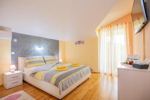 Villa Mile-with private heated pool in Katuni