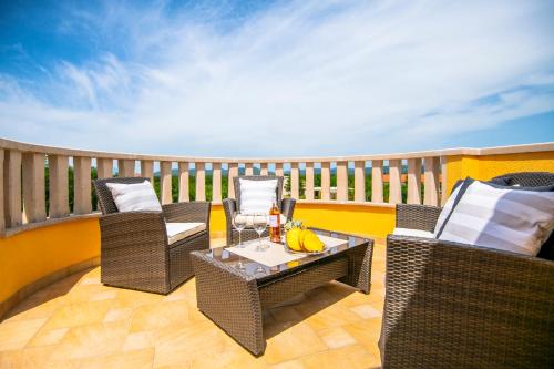 Balkons/terase, Villa Mile-with private heated pool in Katuni