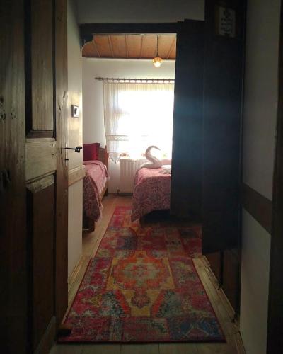 1 queen bed, 1 twin bed