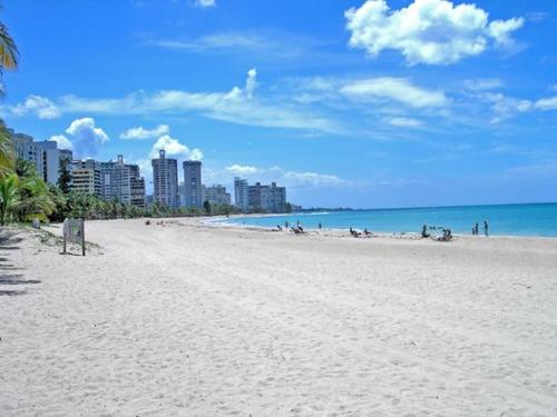 Comfy apartment close to the beach! - image 3