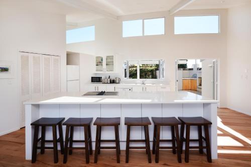Kitchen, Waiheke Island Vineyard Holiday Houses in Surfdale