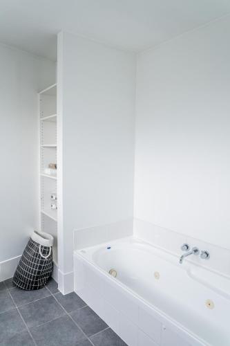 Bathroom, Airport Christchurch Motel in Burnside