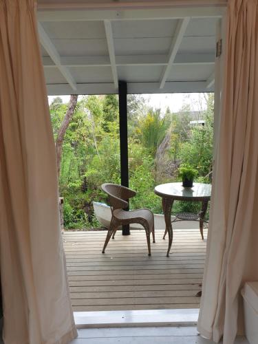 บริการและสิ่งอำนวยความสะดวก, Cabins on Tudor bed & breakfast in โมตูเอก้า