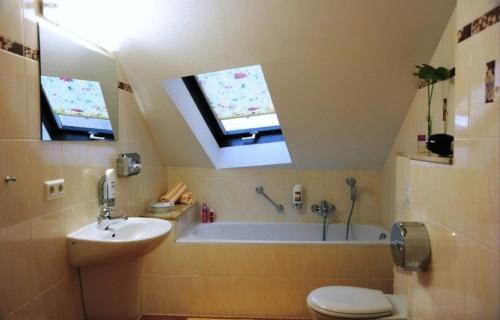Hotel-Pension Am Schwanenteich - image 3