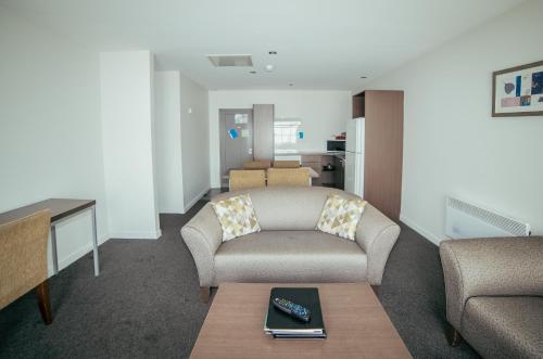 Airport Delta Motel Located in Burnside, Airport Delta Motel is a perfect starting point from which to explore Christchurch. Offering a variety of facilities and services, the hotel provides all you need for a good night