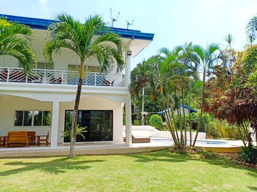 Luxury Villa with Pool in Tropical Garden