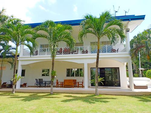 B&B Puerto Princesa City - Luxury Villa with Pool in Tropical Garden - Bed and Breakfast Puerto Princesa City