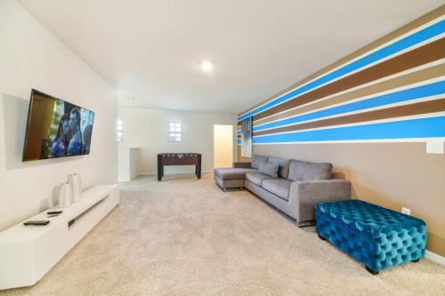 Fabulous 7 Beds 5.5 Baths Home - image 3