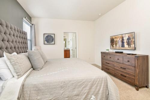Fabulous 7 Beds 5.5 Baths Home - image 6