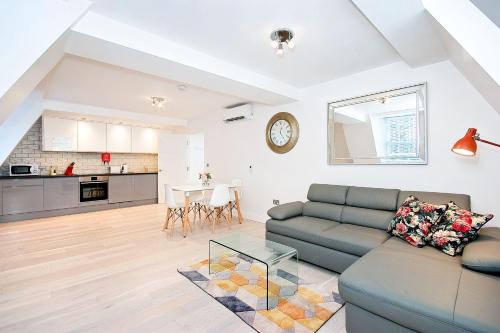 Eldon Chambers Flat 2 - image 8