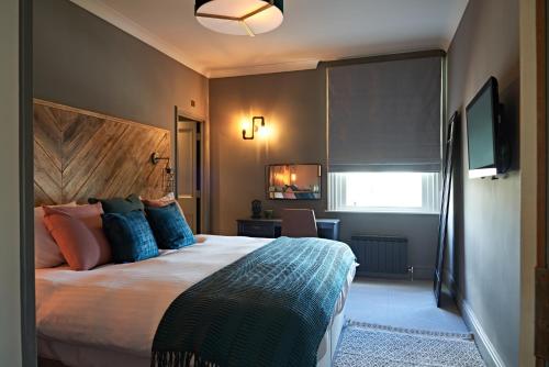The Lodge Duxford - image 3