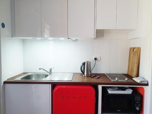 kuhinja, Marazul BEST DEAL - Stone Bathtub, WIFI, Functional - Mandarins and lemons when available in Jervis Bay