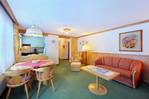 2 twin beds, 1 sofa bed