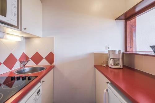 Kitchen, Residence Les Fontaines Blanches - maeva Home in Morzine