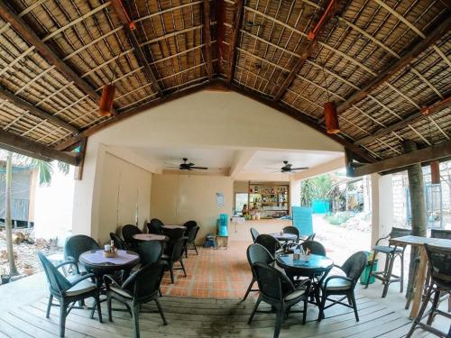 Pescador View Beachfront and Extension by the Ocean Hostels & Restaurant Moalboal 5