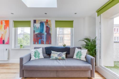 Central Bright 3 Bed Flat with Pool & Parking